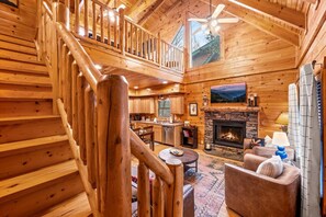 Smart TV, fireplace, books - Luxe Modern Nest: Hot Tub, Pool Table (Pigeon Forge)