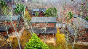 Un grupo de cabañas de madera con techos pronunciados, rodeadas de árboles y un paisaje boscoso.