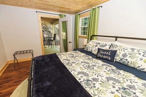 2 bedrooms, desk, WiFi, bed sheets