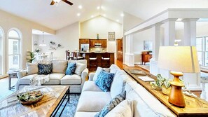 Smart TV, fireplace, offices - Beautiful Lakefront Lake Anna Views, Dock, Firepit (Mineral)