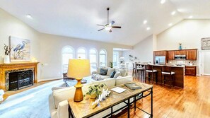 Smart TV, fireplace, offices - Beautiful Lakefront Lake Anna Views, Dock, Firepit (Mineral)