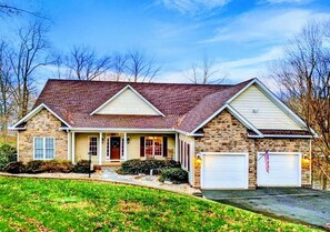 Exterior - Beautiful Lakefront Lake Anna Views, Dock, Firepit (Mineral)