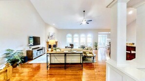 Smart TV, chimenea y oficina 