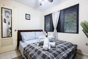 2 habitaciones, escritorio y tabla de planchar con plancha 