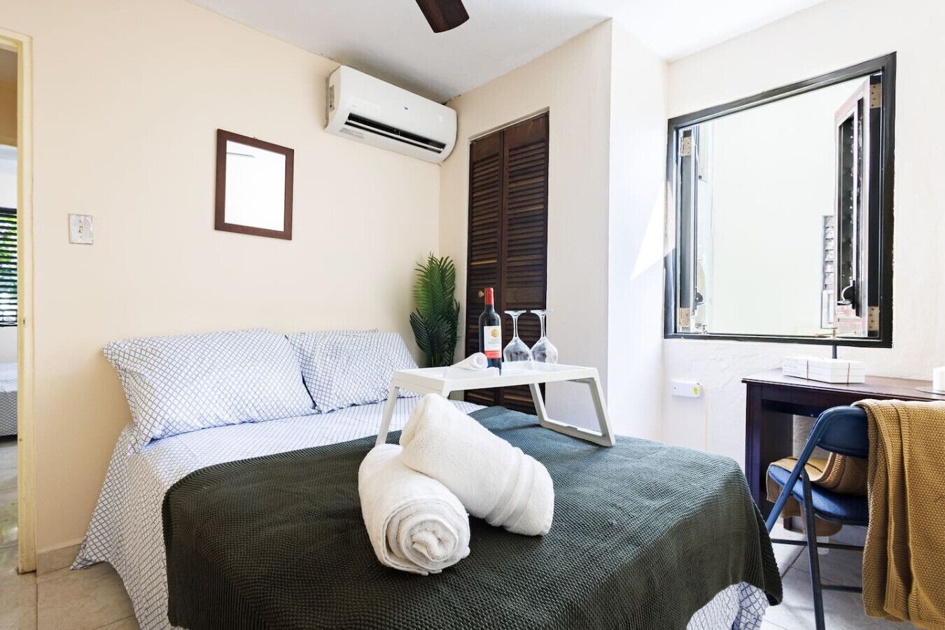 2 habitaciones, escritorio y tabla de planchar con plancha 