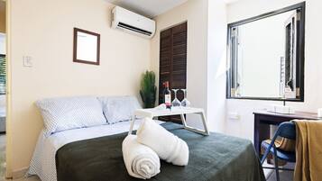 2 habitaciones, escritorio y tabla de planchar con plancha