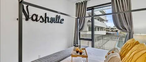 1 chambre, bureau, fer et planche à repasser, lit parapluie