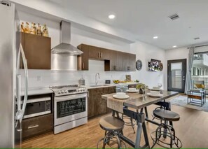 ثلاجة، ميكروويف، فرن، موقد طهي مسطح