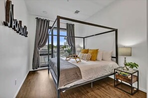 1 sovrum, skrivbord, strykjärn/strykbräda och resesäng