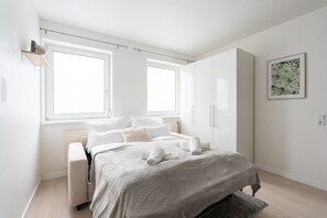 2 bedrooms, iron/ironing board, bed sheets