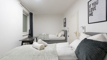 2 habitaciones, tabla de planchar con plancha y ropa de cama