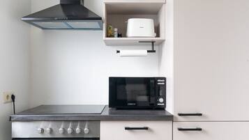 Geladeira, fogão, cooktop, talheres/pratos/utensílios de cozinha