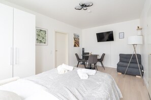 2 soverom, strykejern/-brett og sengetøy