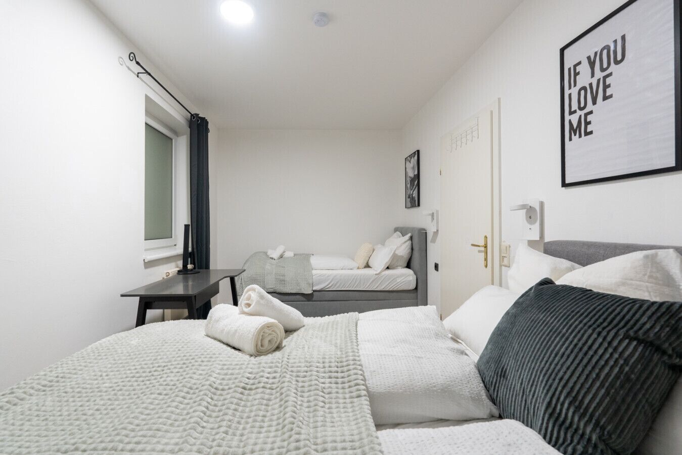 2 makuuhuonetta, silitysrauta/-lauta, vuodevaatteet