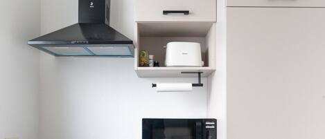 Fridge, oven, stovetop, cookware/dishes/utensils