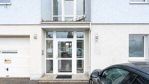 Een gebouw met een garagepoort waarop 