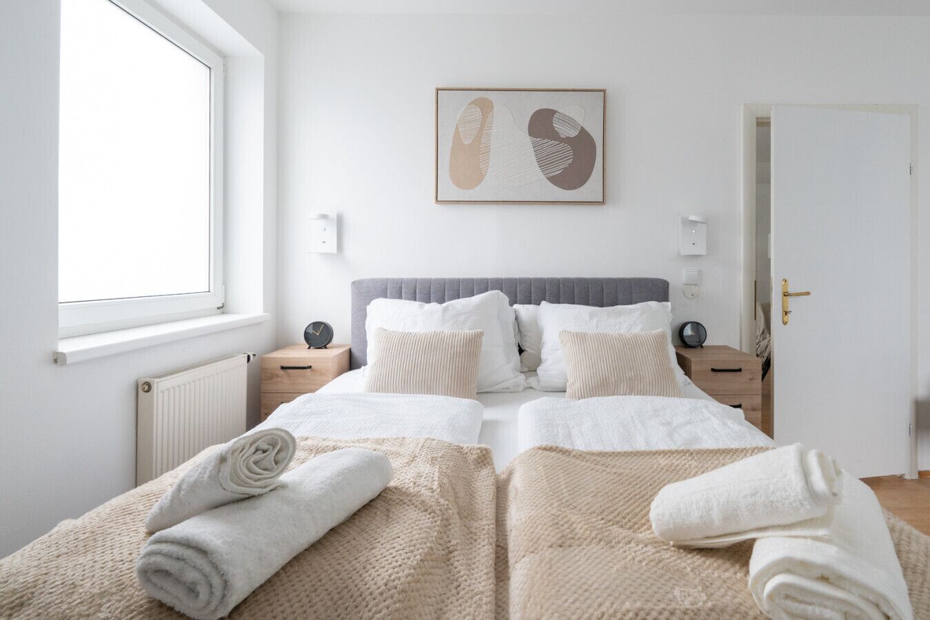 1 slaapkamer, een bureau, een strijkplank/strijkijzer, reisbedje