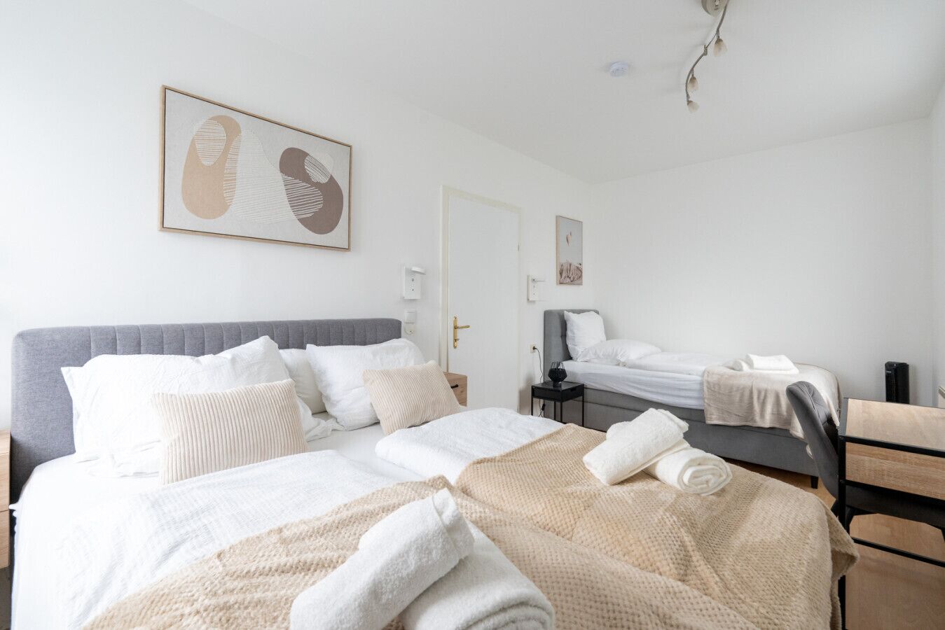 1 quarto, escrivaninha, ferros/tábuas de passar roupa, berço de viagem