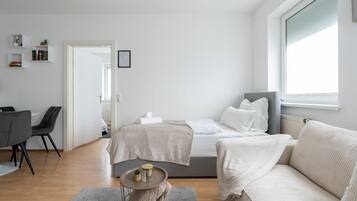 1 Schlafzimmer, Schreibtisch, Bügeleisen/Bügelbrett, Reisekinderbett