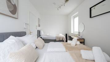 1 Schlafzimmer, Schreibtisch, Bügeleisen/Bügelbrett, Reisekinderbett