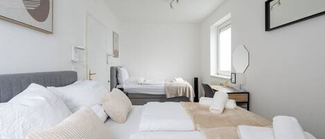 1 slaapkamer, een bureau, een strijkplank/strijkijzer, reisbedje