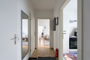 1 soverom, skrivebord, strykejern/-brett og reiseseng for barn