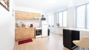 Réfrigérateur, micro-ondes, four, plaque de cuisson