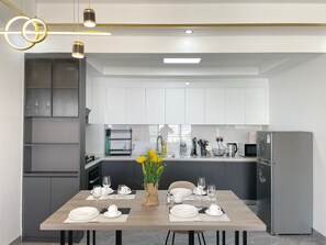 Fridge, microwave, oven, stovetop