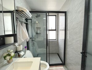 Douche, serviettes fournies, savon, papier toilette