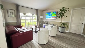 Smart-TV, Bücher, Stereoanlage, Computerbildschirme