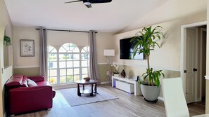 Smart-tv, bøger, stereoanlæg, computerskærme