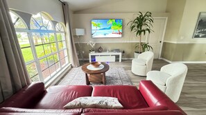 Smart-tv, bøger, stereoanlæg, computerskærme