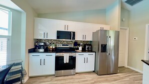 Køleskab, mikrobølgeovn, ovn, kogeplade