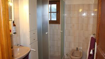 Secador de pelo, toallas, jabón y papel higiénico