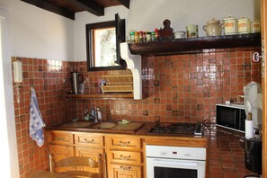 Coffee/tea maker, blender, cookware/dishes/utensils, dining tables