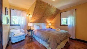 4 bedrooms, desk, iron/ironing board, WiFi