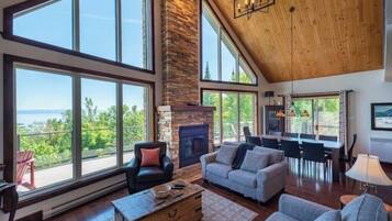 Téléviseur connecté, foyer, jeux vidéo, lecteur de DVD