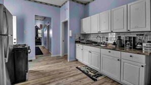 Coffee/tea maker, microwave, cookware/dishes/utensils, lobster pot - Spacious 6-bedroom house with WiFi, AC  and free Parking in brilliant Buffalo (Buffalo)