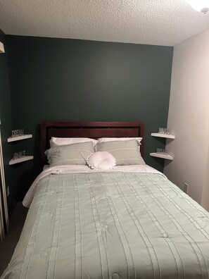 3 habitaciones, escritorio, tabla de planchar con plancha y wifi gratis