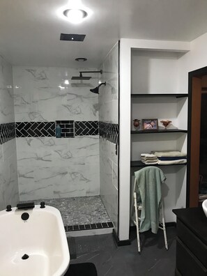 Shower, hair dryer, towels, soap - 3-bedroom house in fantastic Crystal with WiFi, AC (Crystal)
