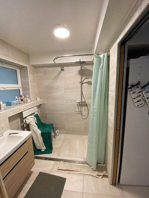 Douche, sèche-cheveux, serviettes fournies, savon