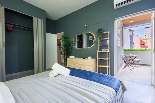 2 bedrooms, desk, WiFi, bed sheets