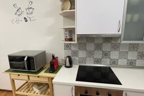 Geladeira, micro-ondas, fogão, cooktop