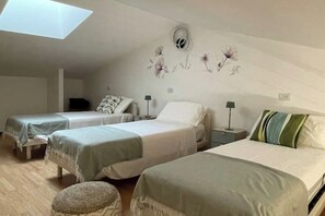 3 quartos, berço de viagem, Wi-Fi de cortesia, roupa de cama