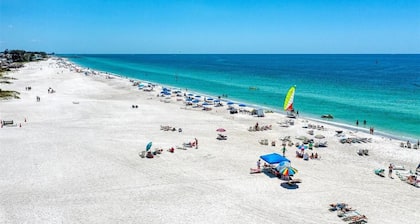 Cozy Cottage Retreat at Tradewind Resort #32 in Bradenton Beach