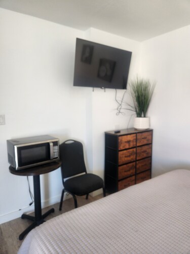 Cozy Motel in welcoming Inyokern with WiFi, AC,near 2 hwys perfect to stop& rest