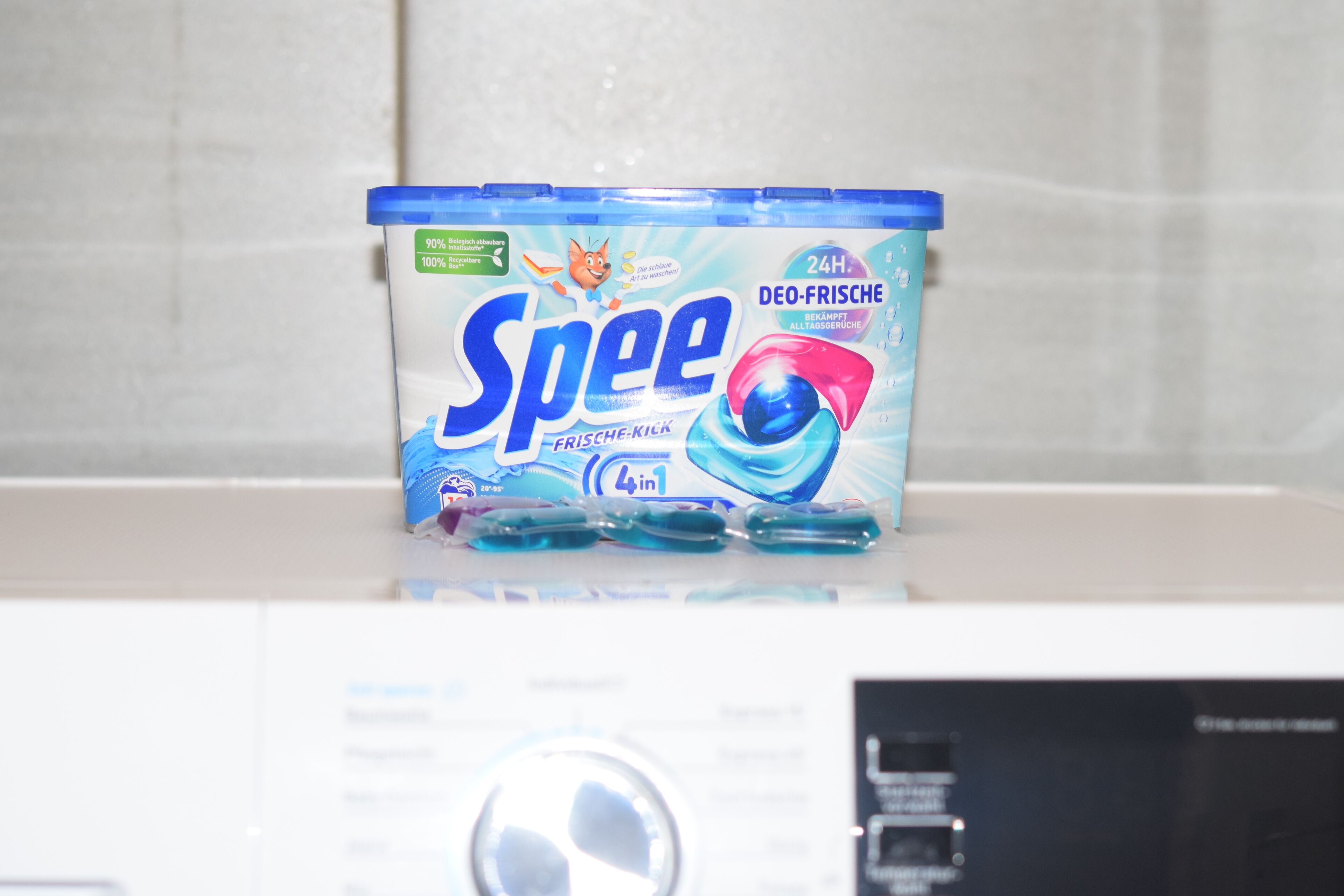 Ein Behälter von Squee 4in 24-Stunden-Deodorant auf einer weißen Oberfläche.