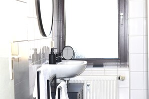 Haartrockner, Handtücher, Seife, Toilettenpapier