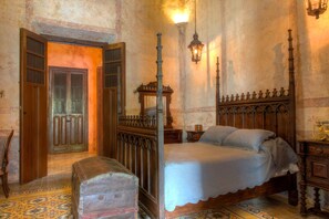 5 bedrooms, iron/ironing board, WiFi, bed sheets