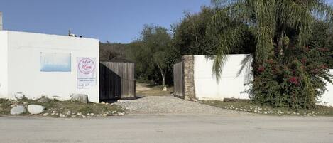 المنطقة المحيطة بالمنشأة